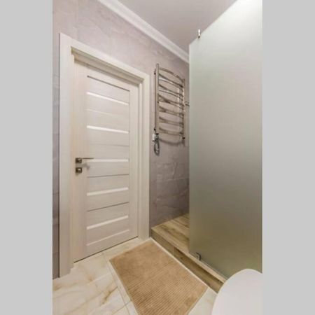 Новые Светлые Апартаменты Метро Славутич Kyiv Exterior foto