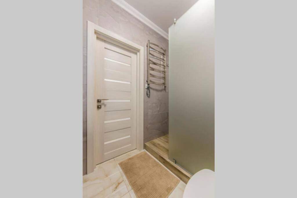 Новые Светлые Апартаменты Метро Славутич Kyiv Exterior foto