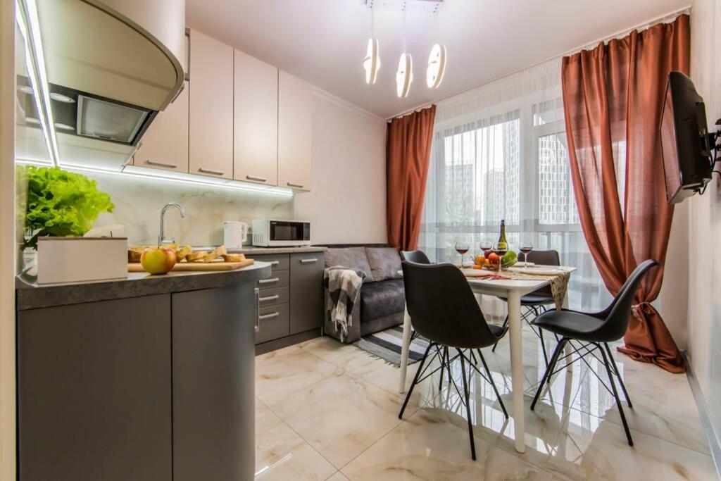 Новые Светлые Апартаменты Метро Славутич Kyiv Exterior foto
