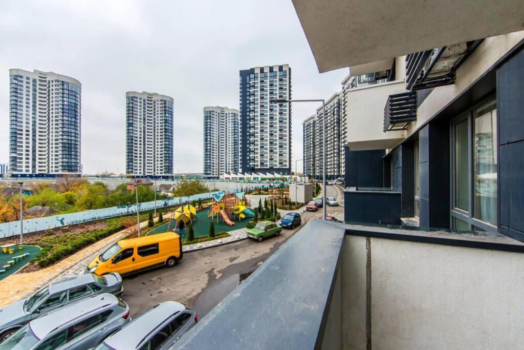 Новые Светлые Апартаменты Метро Славутич Kyiv Exterior foto