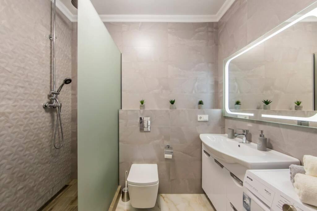 Новые Светлые Апартаменты Метро Славутич Kyiv Exterior foto