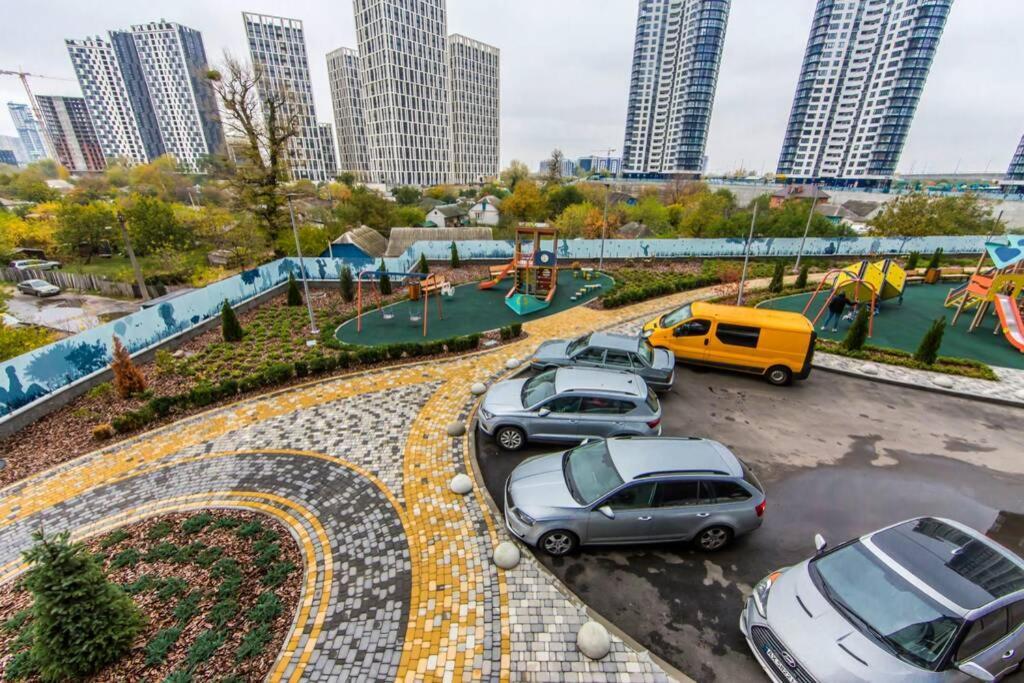 Новые Светлые Апартаменты Метро Славутич Kyiv Exterior foto