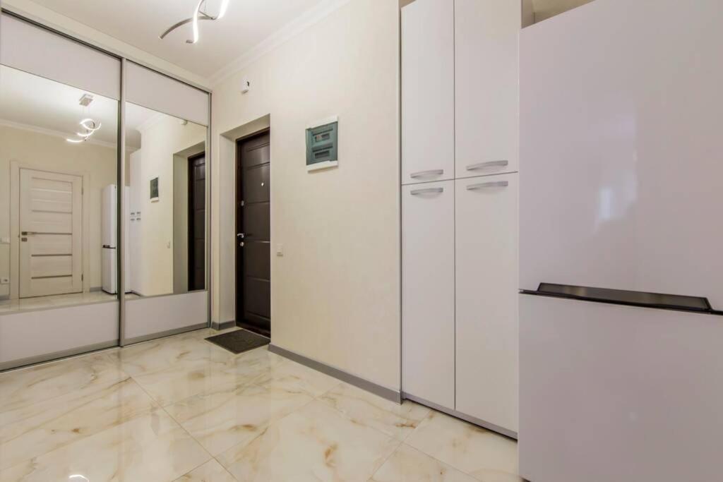 Новые Светлые Апартаменты Метро Славутич Kyiv Exterior foto