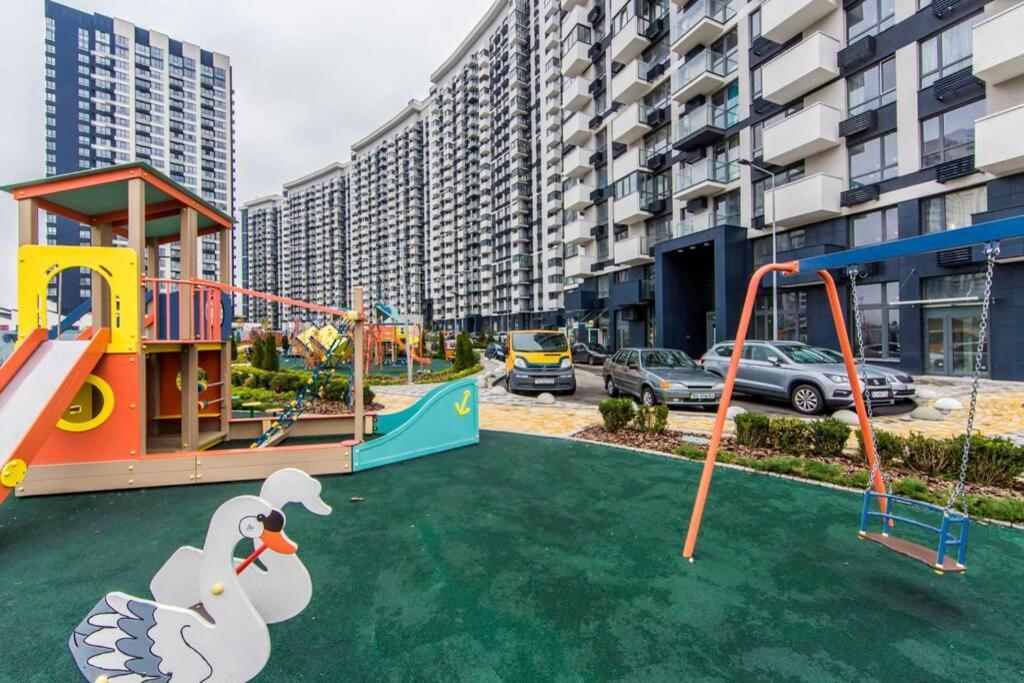 Новые Светлые Апартаменты Метро Славутич Kyiv Exterior foto