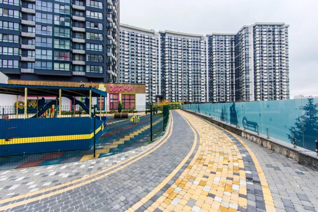 Новые Светлые Апартаменты Метро Славутич Kyiv Exterior foto